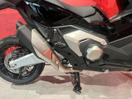 Honda X-ADV750 &ndash; engine and exhaust, servicing in our own motorcycle workshop