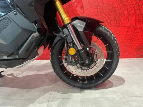 Honda X-ADV750 front wheel with block tyres and long fork travel &ndash; crossover between scooter and adventure bike
