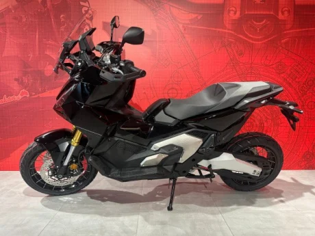 Honda X-ADV750 from the side &ndash; adventure scooter compared with other models
