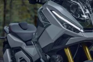 Honda X-ADV750 genuine accessories &ndash; high screen with mirror area