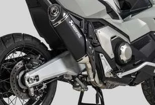 Accessoire d’origine Honda X-ADV750 – échappement Akrapovic près de la roue arrière