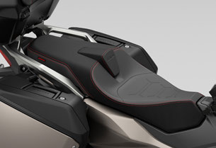Motor scooter accessories &ndash; comfort seat with red stitching for the maxi scooter