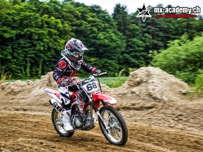 Vale-presente de motocross para jovens: jovem piloto com o número 68 na pista